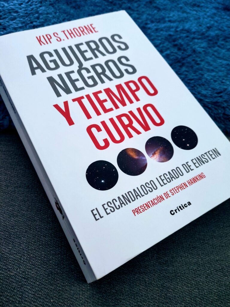 Agujeros negros y tiempo curvo